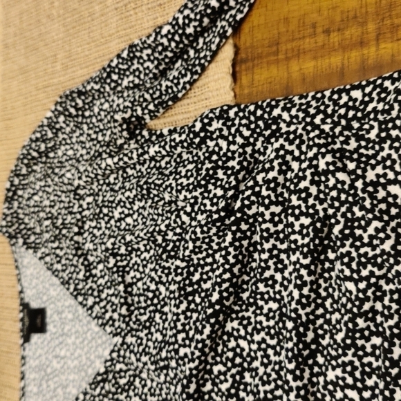 Ann taylor 3/4 sleeve wrap top, black & white little flower print, size XS - Picture 4 of 9